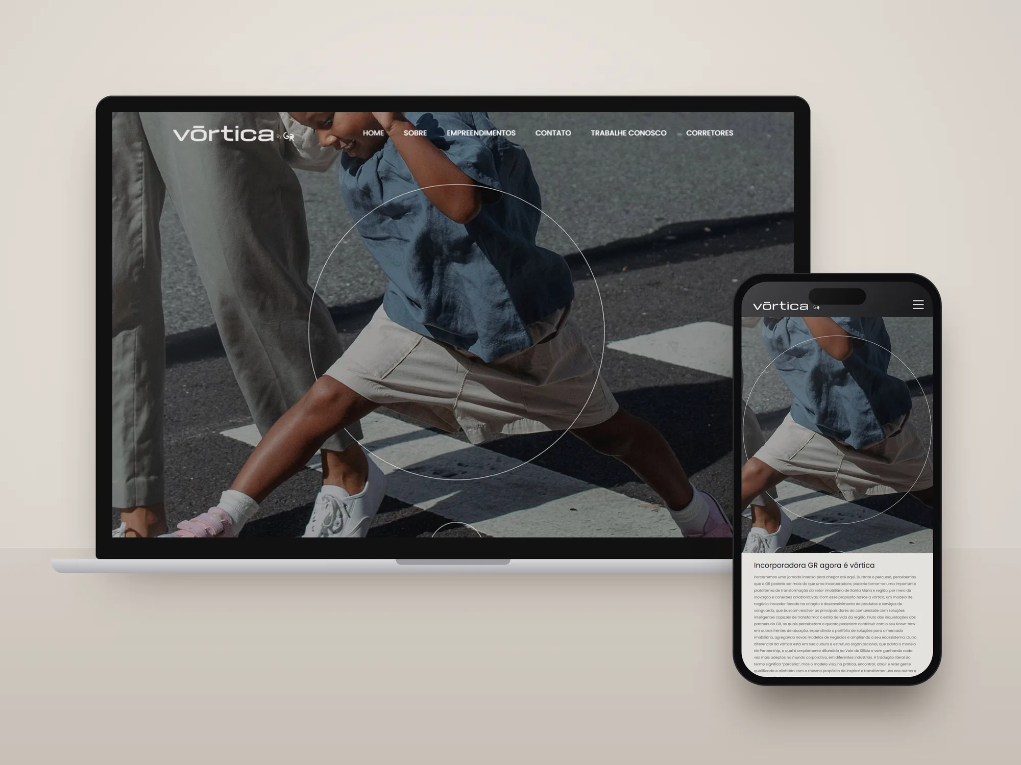 Landing page da Vórtica em notebook e celular