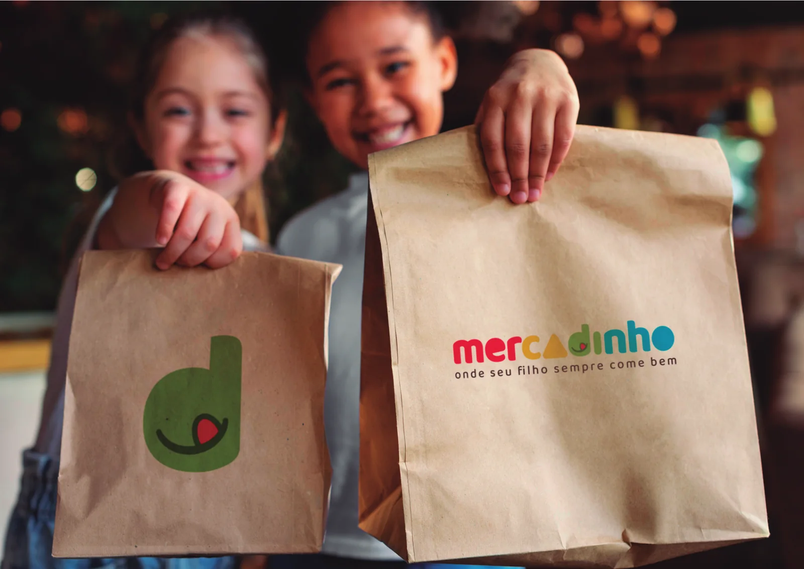 Mercadinho: sacolas com a marca nas mãos de crianças